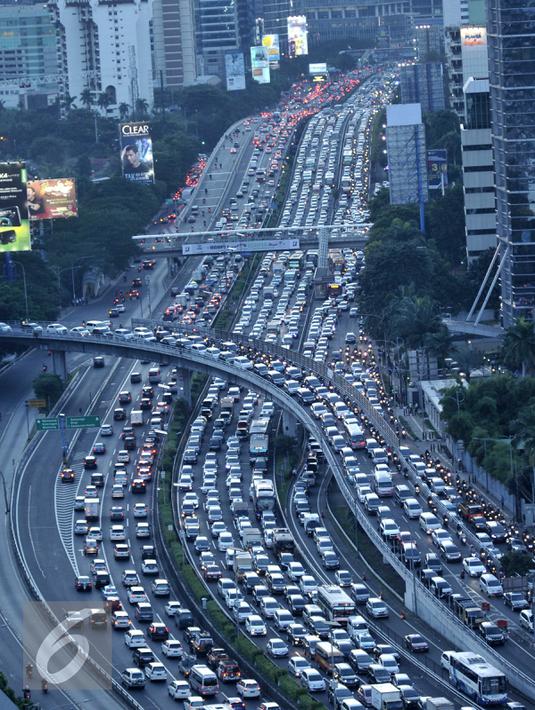 Kondisi Tol Dalam Kota arah Tol Cikampek menjelang libur panjang yang jatuh pada tanggal 5 dan 6 Mei, Jakarta, Rabu (4/5). Ribuan kendaraan terjebak macet di Kawasan Gatot Subroto. Foto diambil sekitar pukul 5 sore. (Liputan6.com/Gempur M Surya) 