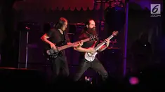 Aksi panggung gitaris dan bassis band Dream Theater, John Petrucci dan John Myung saat menghibur penonton hari kedua JogjaRockarta International Music Festival 2017 di Stadion Kridosono, Jogjakarta, Sabtu (30/9). (Liputan6.com/Herman Zakharia)