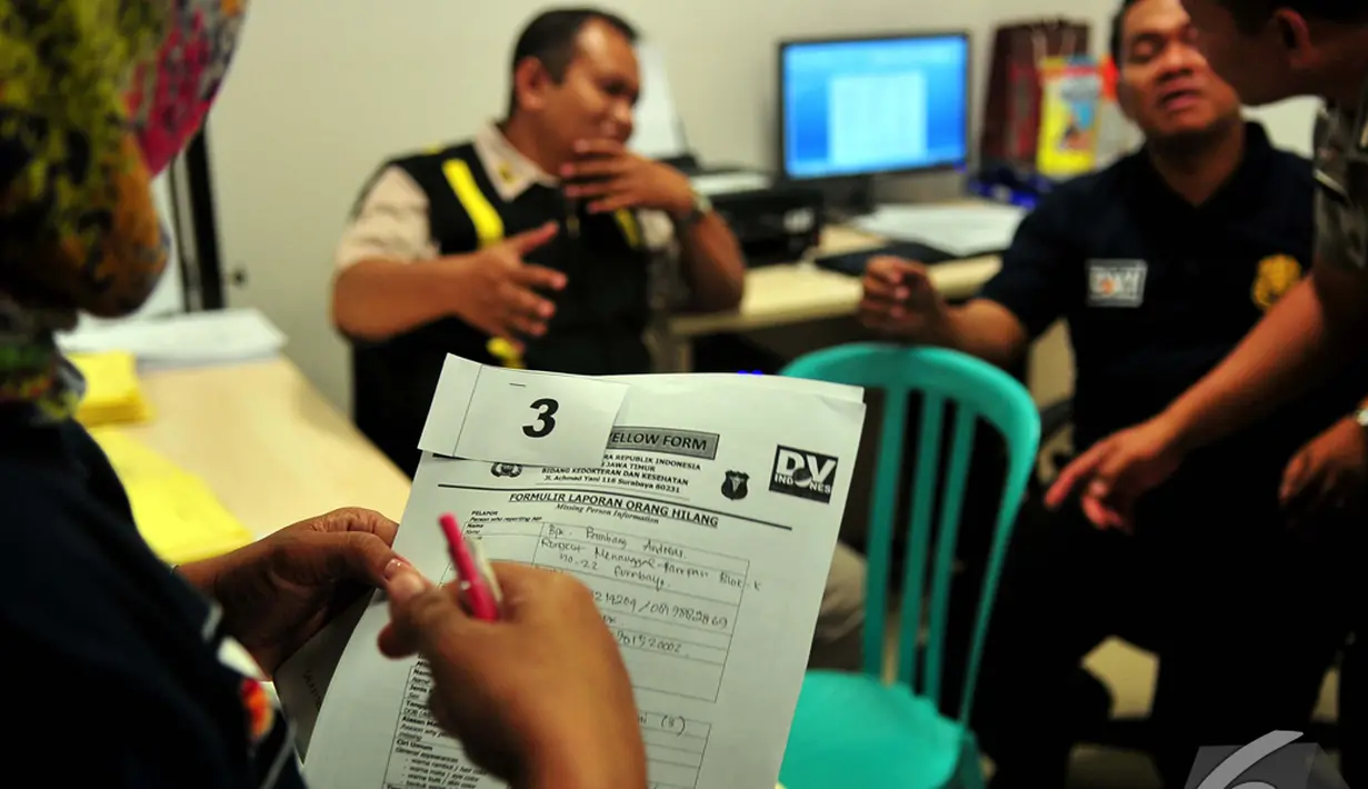 Petugas dari Tim Disaster Victim Indentification (DVI) mengisi formulir untuk kelengkapan data antemortem, Bandara Juanda, Surabaya, Rabu (31/12/2014). (Liputan6.com/Johan Tallo)