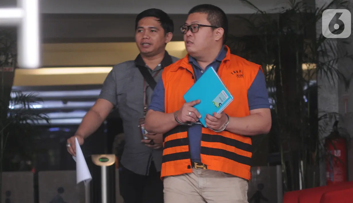 Tersangka pengusaha Chandry Suanda alias Afung seusaI menjalani pemeriksaan di Gedung KPK, Jakarta, Rabu (6/11/2019). Penyuap anggota DPR F-PDIP I Nyoman Dhamantra itu diperiksa untuk melengkapi berkas terkait kasus dugaan suap pengurusan izin impor bawang putih tahun 2019. (merdeka.com/Dwi Narwoko)