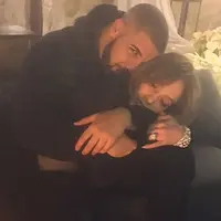 Jennifer Lopez dan Drake menjadi bahan pembicaran karena unggahan foto mesra di Instagramnya. Ramai dibicarakan, keduanya melanjutkannya dengan mengunggah foto bersama kembali. (Instagram/jlo)