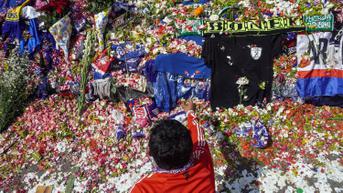 Bunga dan Doa untuk Korban Tragedi Kanjuruhan