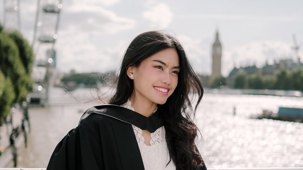 Potret Cantik Namira Adjani Wisuda S2 di London, Kompak Berkebaya Putih dengan Alya Royali