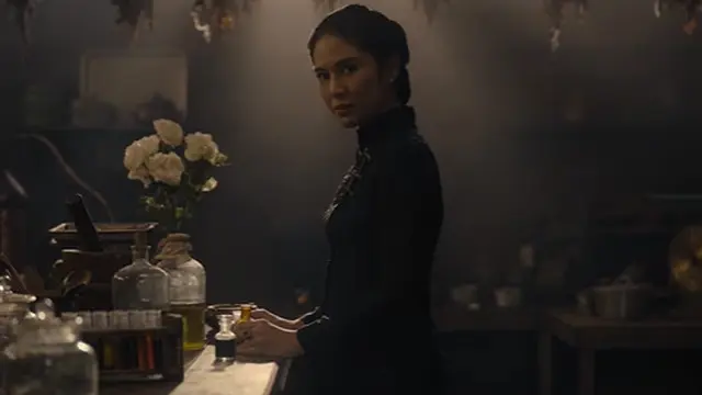 6 Pesona Fearless Dian Sastro Kenakan Kebaya Monokrom di Serial Gadis Kretek yang Masuk Busan International Film Festival 2023