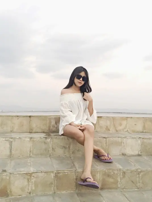 Tampilan seksi juga kerap hadir dalam style fashion Jodie. Untuk kali ini ia memakai jumpsuit berwarna putih dan model offshoulder top. Dengan rambutnya yang terurai, parasnya makin hits. Terutama dengan kacamata hitamnya. (Instagram/brisiajodie96)