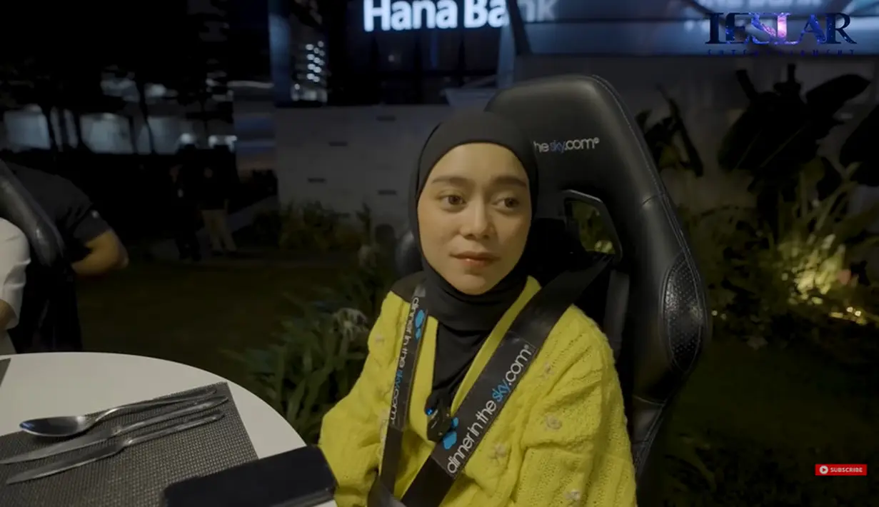 Ekspresi Lesti Kejora sesaat sebelum santap malam di Lounge In The Sky. (Foto: Instagram/ rizkybillar)