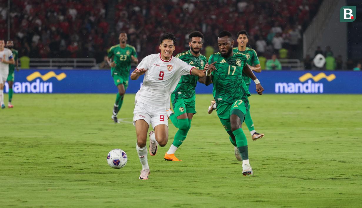 <p>Pemain Timnas Indonesia, Rafael Struick (kiri) berebut bola dengan pemain Arab Saudi,&nbsp;Hassan Tambakti pada laga lanjutan putaran ketiga Grup C Kualifikasi Piala Dunia 2026 di Stadion Utama Gelora Bung Karno (SUGBK), Senayan, Jakarta, Selasa (19/11/2024). (Bola.com/Abdul Aziz)</p>