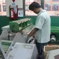 Limbah pabrik Faber-Castell dicek kadar limbahnya sebelum dibuang ke selokan. (Liputan6.com/Fitri Haryanti Harsono)