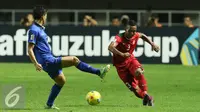 Bek Timnas Indonesia, Abduh Lestaluhu (kanan) mencoba melewati hadangan pemain Thailand saat final pertama Piala AFF 2016 di Stadion Pakansari, Bogor, Rabu (14/12). Indonesia unggul 2-1 atas Thailand. (Liputan6.com/Helmi Fithriansyah)