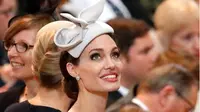 Angelina Jolie mengenakan gaun yang menjadikannya mirip dengan The Duchess (instagram/helloth_official)