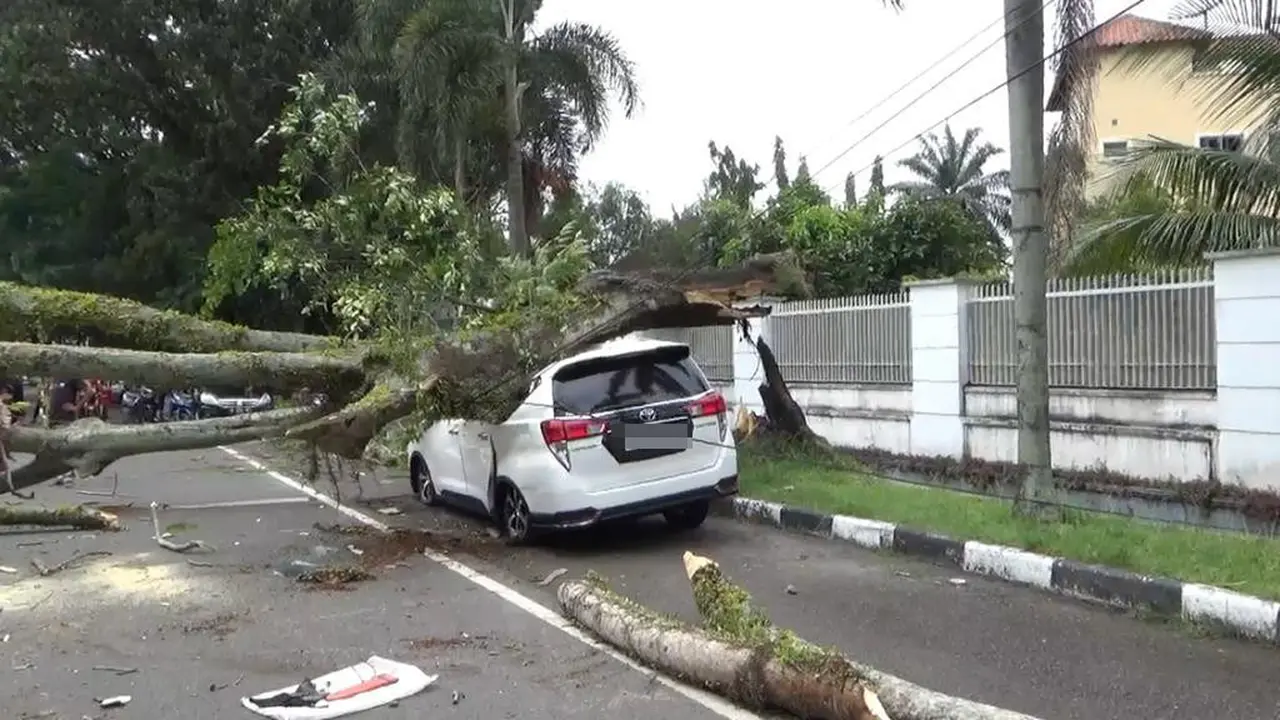 Mobil Tertimpa phon ambruk