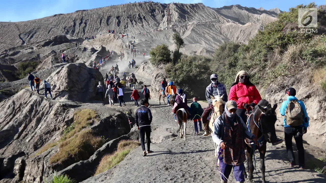 PHOTO: Berpetualang di Gunung Bromo dengan Joki Berkuda