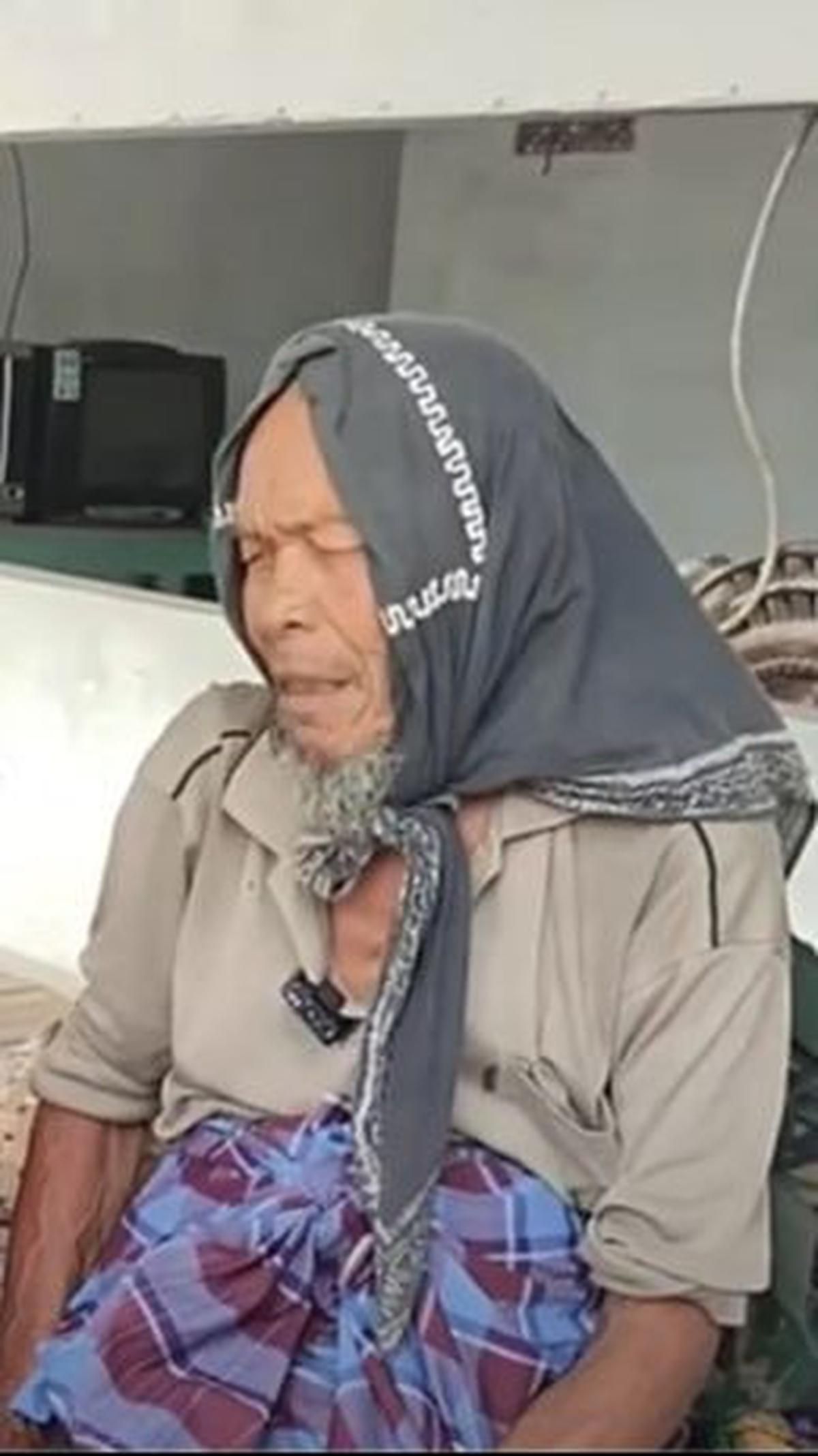 "Memangnya tak kangen sama istri?" tanya Ipda Purnomo. "Sudah meninggal," jawab si mbah.