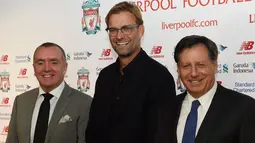  Pelatih baru Liverpool, Jurgen Klopp (tengah) didampingi oleh direktur Liverpool Ian Ayre saat konferensi pers di Anfield, Liverpool, Jumat (9/10/2015). Klopp dikontrak dengan durasi tiga tahun.. (AFP PHOTO/PAUL ELLIS)
