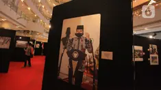 Sebuah foto Presiden Joko Widodo saat memakai masker terlihat dalam pameran foto jurnalistik Indonesia Tangguh Indonesia Tumbuh, di Mal Central Park, Jakarta Barat, kamis (12/8/2021). Pameran foto tersebut menampikan penanganan pandemi Covid-19 di Indonesia. (Liputan6.com/Angga Yuniar)