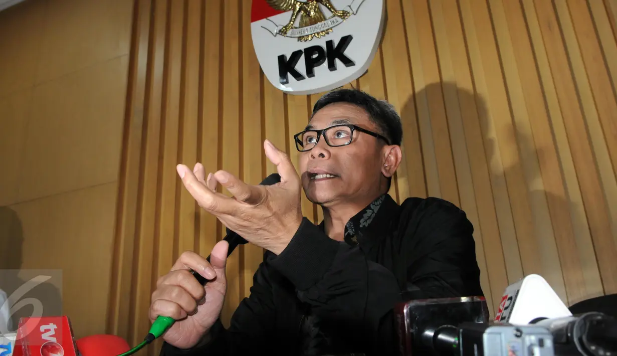 Johan mengatakan ada dua anggota DPRD Banten berinisial SMH dan TST yang terkena OTT, Jakarta, Selasa(1/12/2015). Selain itu, lanjut Johan, penyidik juga menangkap satu pimpinan perusahaan berinisial RT. (Liputan6.com/Helmi Afandi)