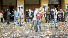 Peserta saling menyerang dengan kue pai saat mengikuti acara "pie fight" di Berlin, Jerman, 19 Juni 2015. Acara ini diselenggarakan oleh sebuah bioskop di Jerman. (REUTERS/Hannibal Hanschke)