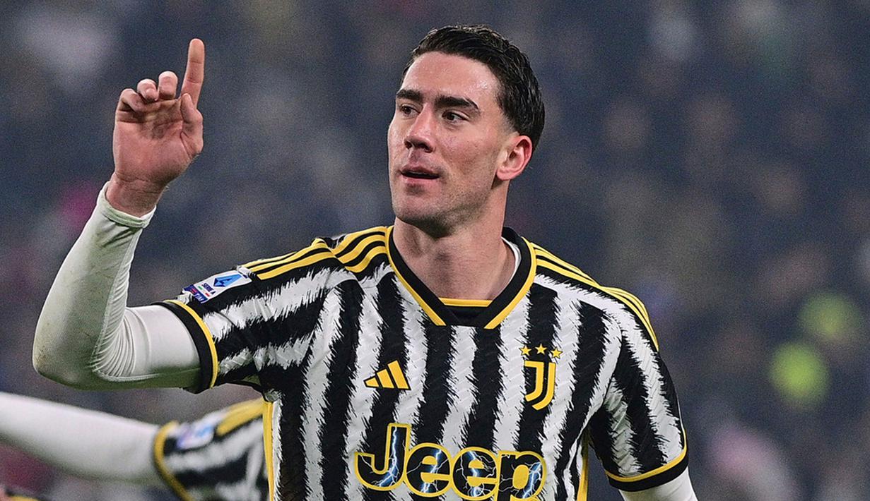 Pemain Juventus Dusan Vlahovic melakukan selebrasi usai mencetak gol ke gawang Sassuolo pada pertandingan sepak bola Serie A Liga Italia di Turin, Italia, Selasa (16/1/2024). Juventus menang 3-0. (Marco Alpozzi/LaPresse via AP)
