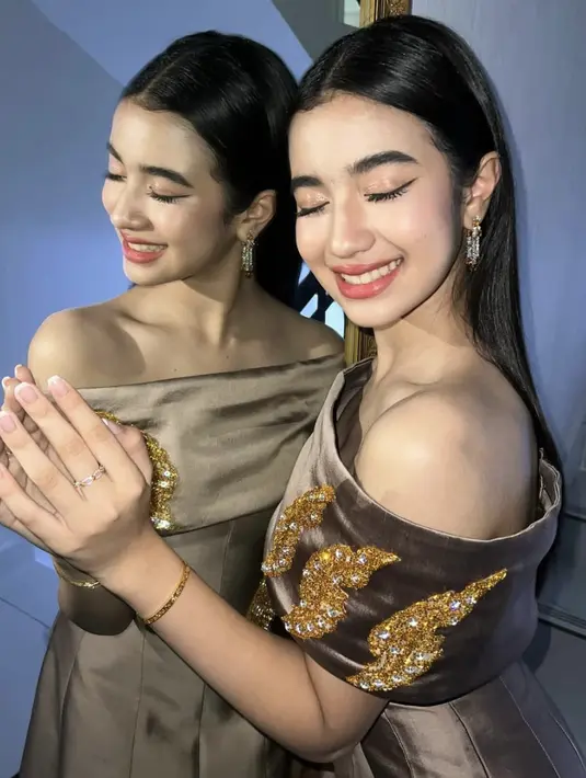 Makeup yang dikenakan hadirkan kesan kulit yang glowing dan fresh. Aksi eyeliner mempertegas tampilan wajahnya.  [Foto: Instagram/ jnnanrdm]