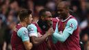  Para pemain West Ham United merayakan gol yang dicetak Michail Antonio ke gawang Sunderland pada lanjutan Liga Inggris di Stadion Upton Park, Sabtu (27/2/2016). (Reuters / Tony O'Brien)
