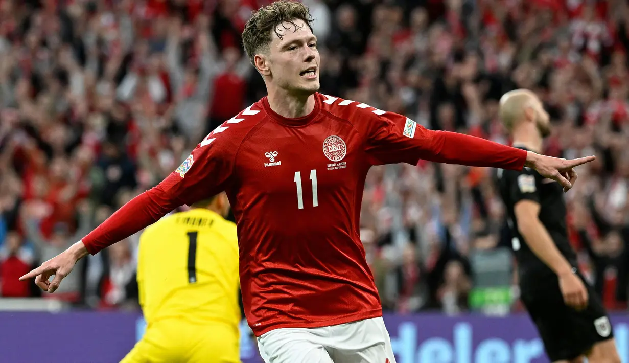 Penyerang Denmark, Andreas Skov Olsen berselebrasi setelah mencetak gol ke gawang Austria pada laga keempat Grup A1 UEFA Nations League 2022/2023 di Parken Stadium, di Kopenhagen, Selasa (14/6/2022). Denmark menang atas Austria dengan skor 2-0. (AFP/Robert Jaeger)