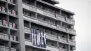 Bendera dan spanduk tim dari Prancis terlihat di sebuah gedung di kawasan wisma atlet Olimpiade dan Paralimpiade Tokyo 2020, di Tokyo pada Rabu (14/7/2021). Olimpiade Tokyo 2020 bakal berlangsung di Jepang selama 17 hari mulai 23 Juli hingga 8 Agustus 2021.  (Behrouz MEHRI / AFP)