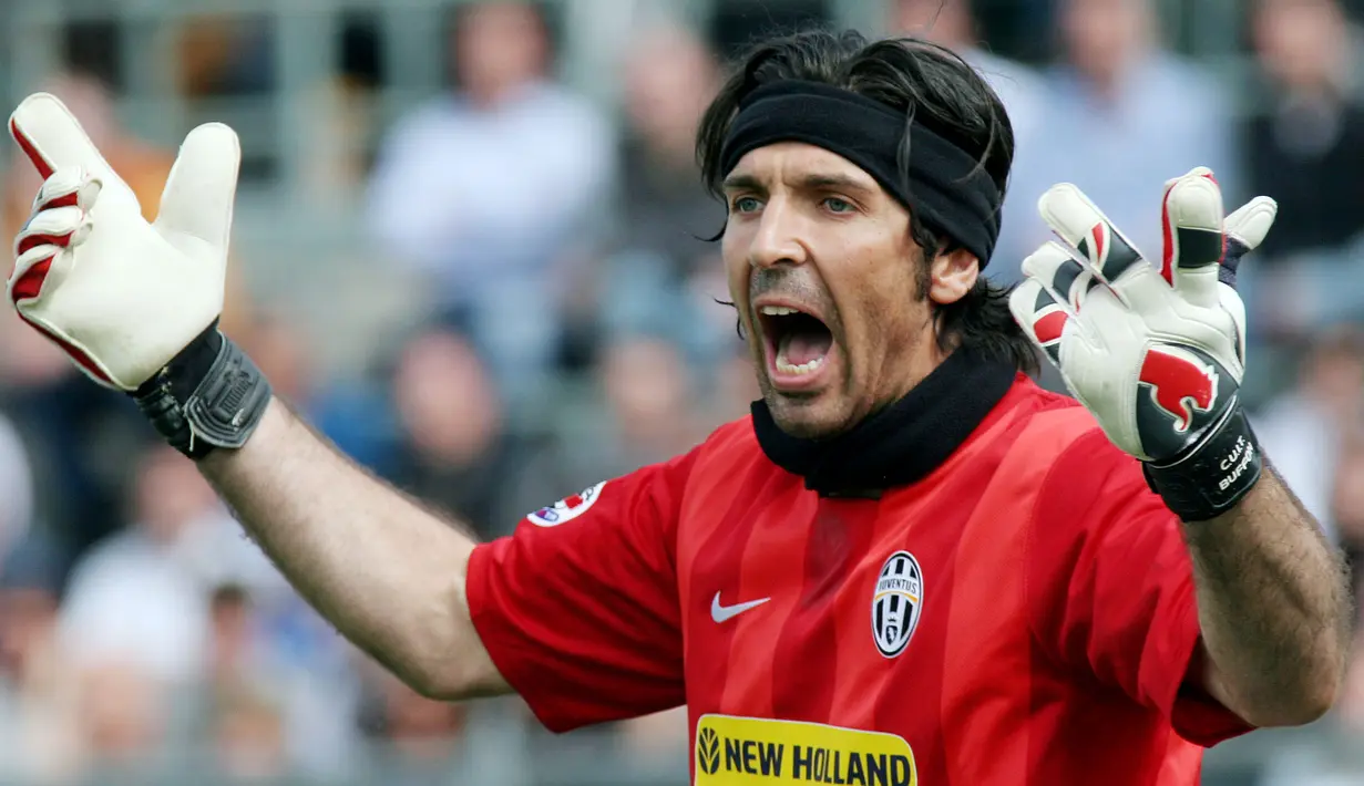 Buffon akan bermain di Serie B untuk kedua kali dalam kariernya. Saat Juventus dihukum turun ke Serie B pada 2006/2007, Buffon juga memilih bertahan padahal saat itu ia baru saja mengantar Italia juara Piala Dunia 2006.(AP/Felice Calabro)