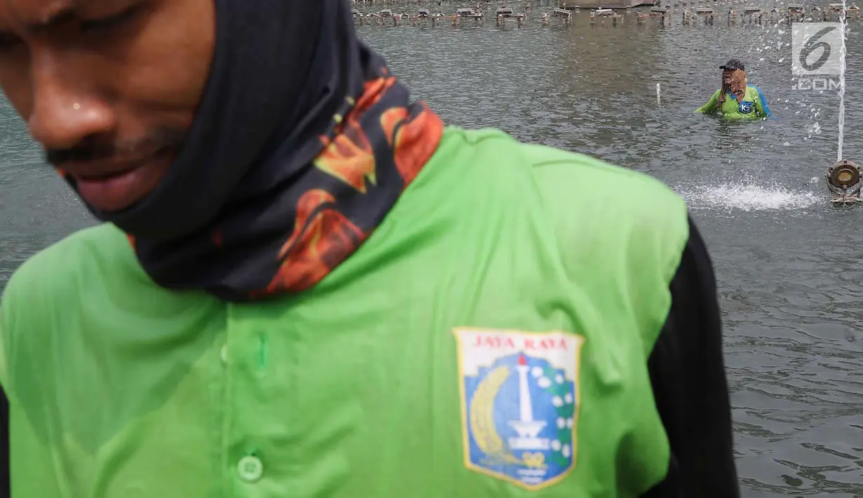 Petugas membersihkan kolam Patung Selamat Datang di kawasan Bundaran HI, Jakarta, Kamis (23/8). Pembersihan dilakukan dalam rangka perawatan rutin guna menjaga keindahan estetika kota. (Liputan6.com/Immanuel Antonius)