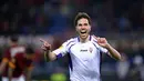 Bek Fiorentina, Jose Basanta merayakan selebrasi usai mencetak gol ke gawang AS Roma  pada leg kedua 16 besar Liga Europa di Stadio Olimpico, Roma, Italy (19/3/2015). AS Roma Kalah 0-3 atas Fiorentina. ( AFP PHOTO/Fillipo Monteforte)