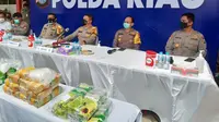 Kapolda Riau Irjen Agung Setya Imam Effendi dalam ekpos pengungkapan narkoba oleh jajarannya. (Liputan6.com/M Syukur)
