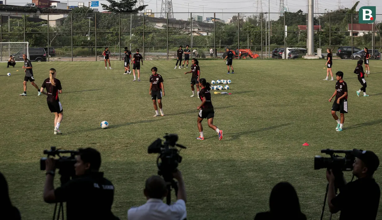 Suasana latihan persiapan jelang Kualifikasi Piala Asia 2026 yang berlangsung di lapangan latih Jakarta International Stadium (JIS), Jakrata Utara, Jumat (20/06/2025). (Bola.com/Bagaskara Lazuardi)