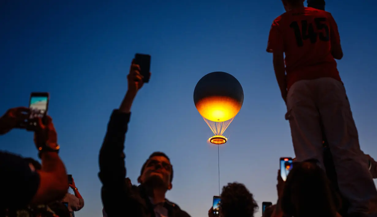 Penemuan balon udara oleh dua bersaudara, Joseph dan Stephen Montgolfier tercatat pada tahun 1783. (Dimitar DILKOFF/AFP)