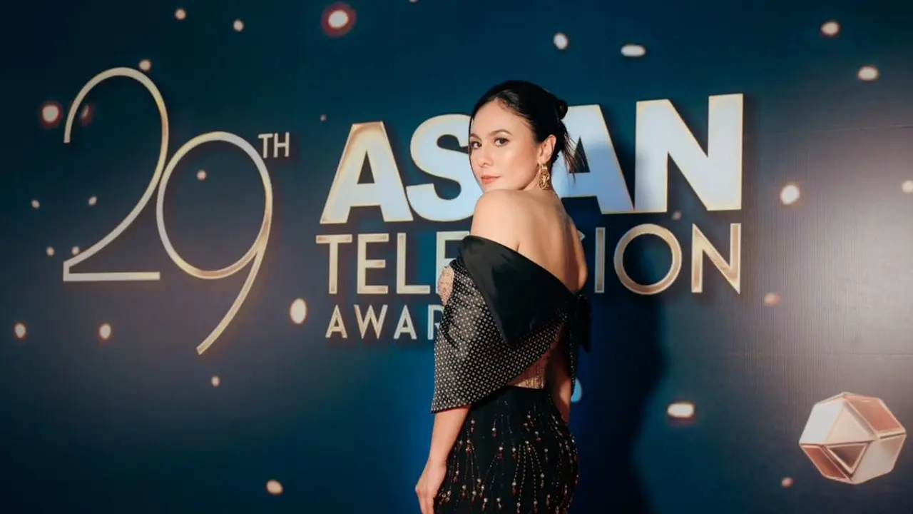 Pesona Glamor Wulan Guritno dengan Gaun Off-Shoulder di Asian Television Awards 2024