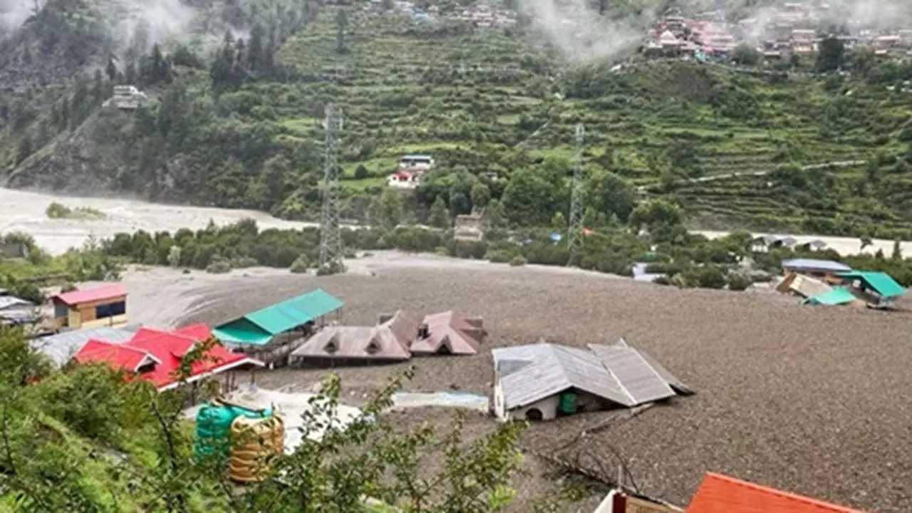 Angkatan Darat India merilis foto pada Selasa (5/8/2025), yang menunjukkan bangunan tempat tinggal sebagian terendam lumpur setelah cloudburst memicu banjir bandang di Negara Bagian Uttarakhand, India.