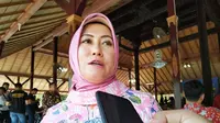 Kepala Dinkes Kabupaten Cirebon Enny Suhaeni mengimbau warga agar menerapkan pola hidup sehat dan bersih terkait wabah coron yang sudah masuk ke Indonesia. Foto (Liputan6.com / Panji Prayitno)