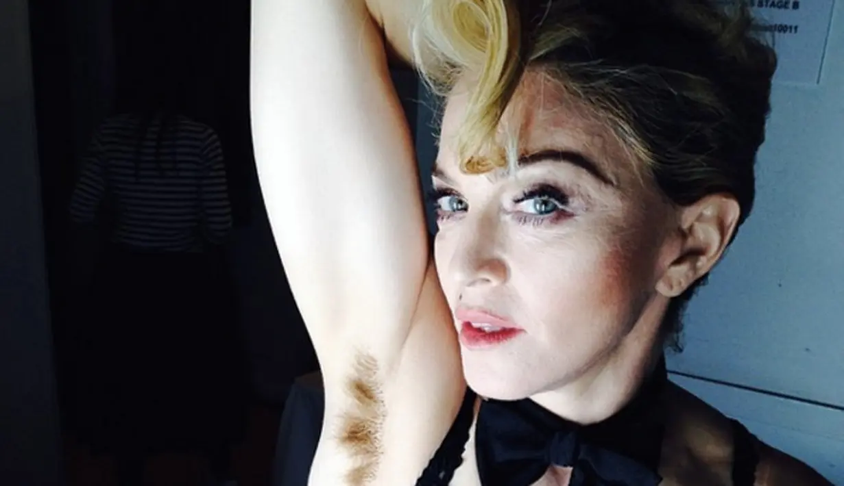 Madonna dengan bangga menunjukkan bulu ketiaknya. (Bustle)