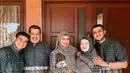 Keluarga Fadil Jaili juga tampil twinning dengan baju koko dan dress hitam dari merek Zaskia Sungkar Jakarta. [Foto: @zaskiasungkarjakarta]