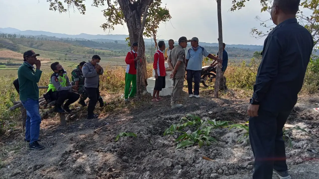 Dua makam mencurigakan di Bojonegoro dibongkar warga. (Ahmad Adirin/Liputan6.com)
