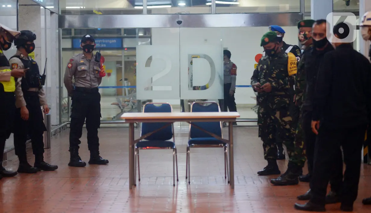 Aparat keamanan berjaga di crisis center maskapai Sriwijaya Air, Terminal 2D, Bandara Internasional Soekarno-Hatta, Tangerang, Banten, Sabtu (9/1/2021). Keluarga korban Sriwijaya Air SJ-182 rute Jakarta-Pontianak mulai mendatangi crisis center. (merdeka.com/Imam Buhori)