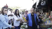 Menteri Perdagangan Zulkifli Hasan memantau harga dan ketersediaan barang kebutuhan pokok (bapok) di Pasar Kasih Naikoten, Kupang, Nusa Tenggara Timur (NTT) pada Sabtu (30/7/2022).