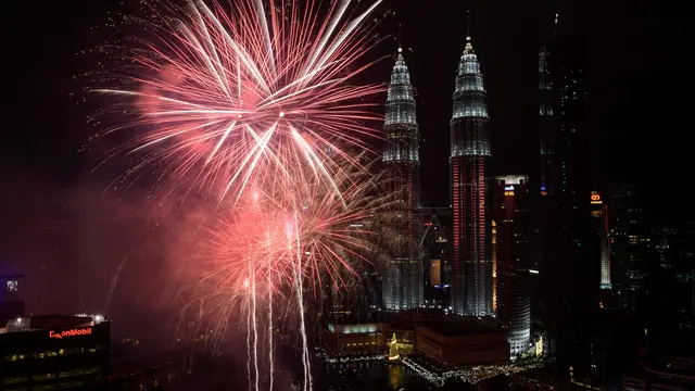 FOTO: Kembang Api Tahun Baru Hiasi Menara Petronas Malaysia