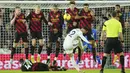Sementara Leeds mencetak gol hiburan lewat Pascal Struijk. (AP Photo/Jon Super)