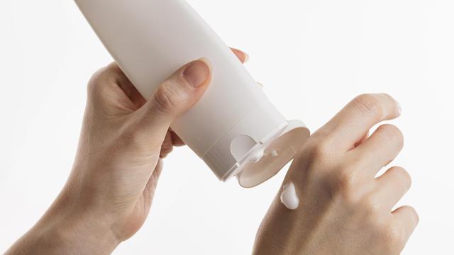 Ilustrasi losion yang dioleskan ke tangan