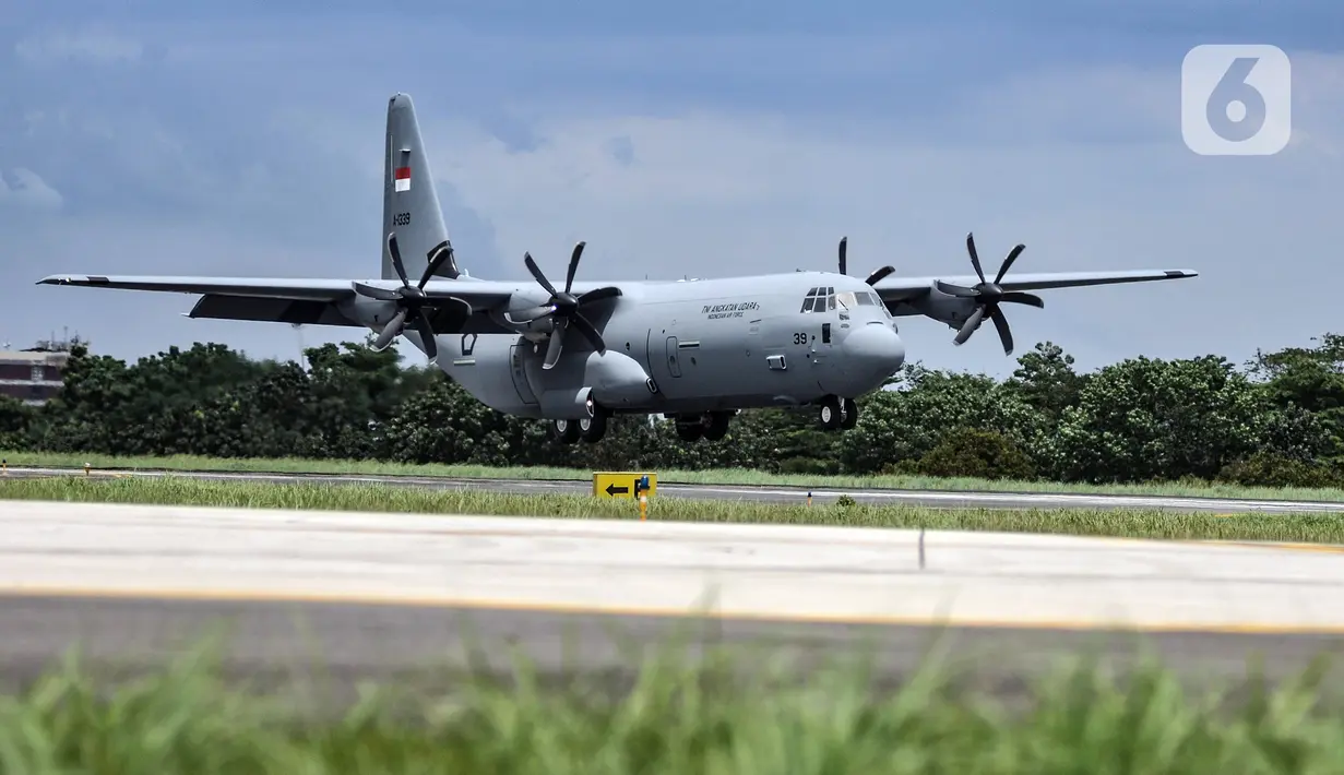 Pesawat Super Hercules C-130J bersiap untuk mendarat di Lanud Halim Perdanakusuma, Jakarta Timur, Senin (6/3/2023). Sebelumnya, Kepala Dinas Penerangan TNI Angkatan Udara (Kadispenau) Marsma TNI Indan Gilang Buldansyah mengatakan lima pesawat Super Hercules C-130J akan dikirim dari AS mulai Maret 2023 hingga Januari 2024. (merdeka.com/Iqbal S. Nugroho)