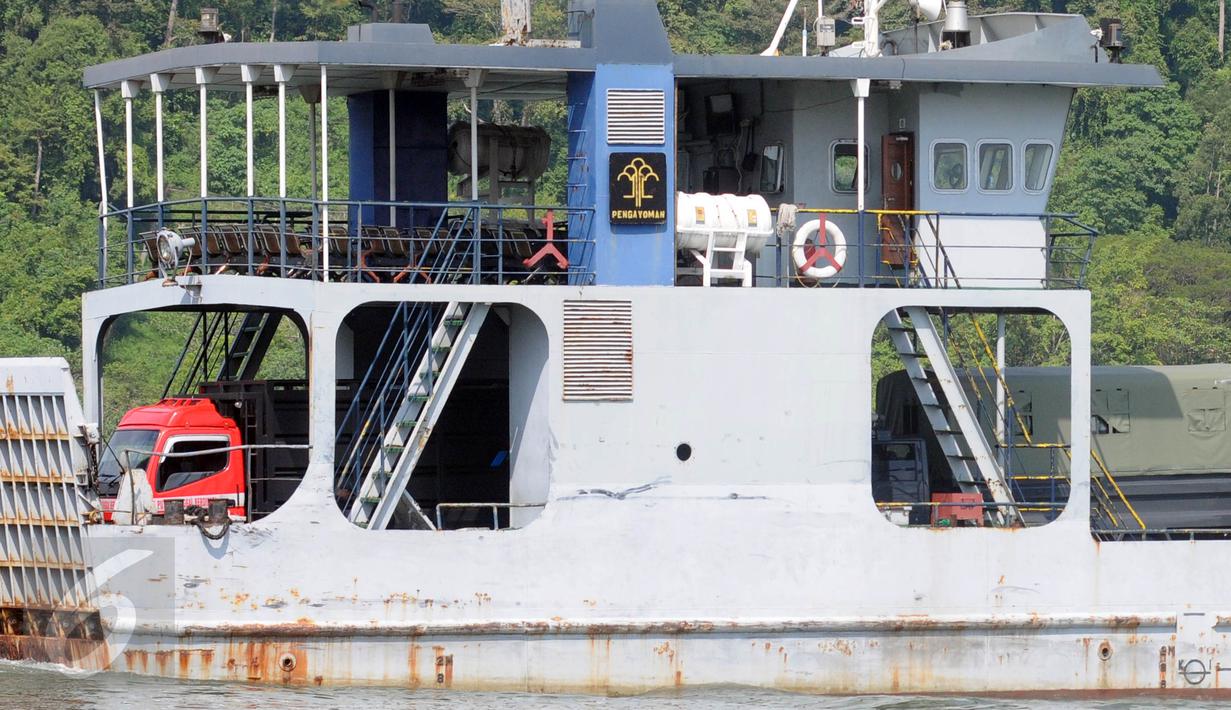 Kapal Pengayoman membawa truk berisikan logistik menyeberang menuju Pulau Nusakambangan melalui dermaga Wijayapura, Cilacap, Jateng, Rabu (27/7). Sejumlah persiapan terus dilakukan menjelang eksekusi hukuman mati jilid III. (Liputan6.com/Helmi Afandi)