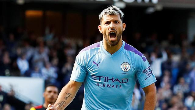 Striker Manchester City, Sergio Aguero merayakan golnya ke gawang Watford