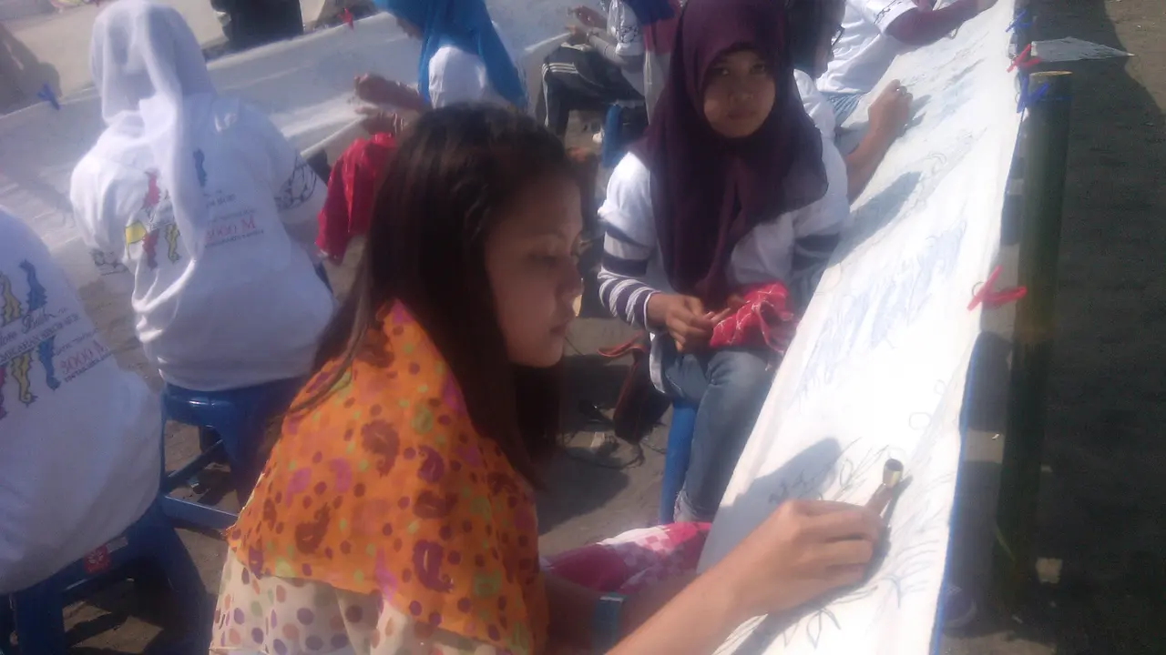 Rekor MURI membatik 3000 meter 1014