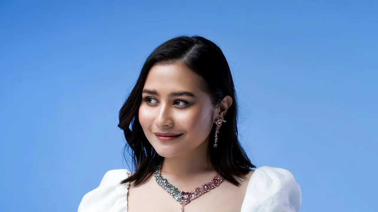Prilly Latuconsina menghadirkan imajinasi yang menakjubkan melalui sepasang kalung dan anting-anting.