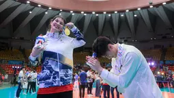 Momen romantis terekam dalam laga sengit final voli putra SEA Games 2025 antara Timnas voli putra Indonesia melawan Thailand di Stadion Indoor Hua Mak, Jumat (19/12/2025). (Bola.com/Bagaskara Lazuardi)
