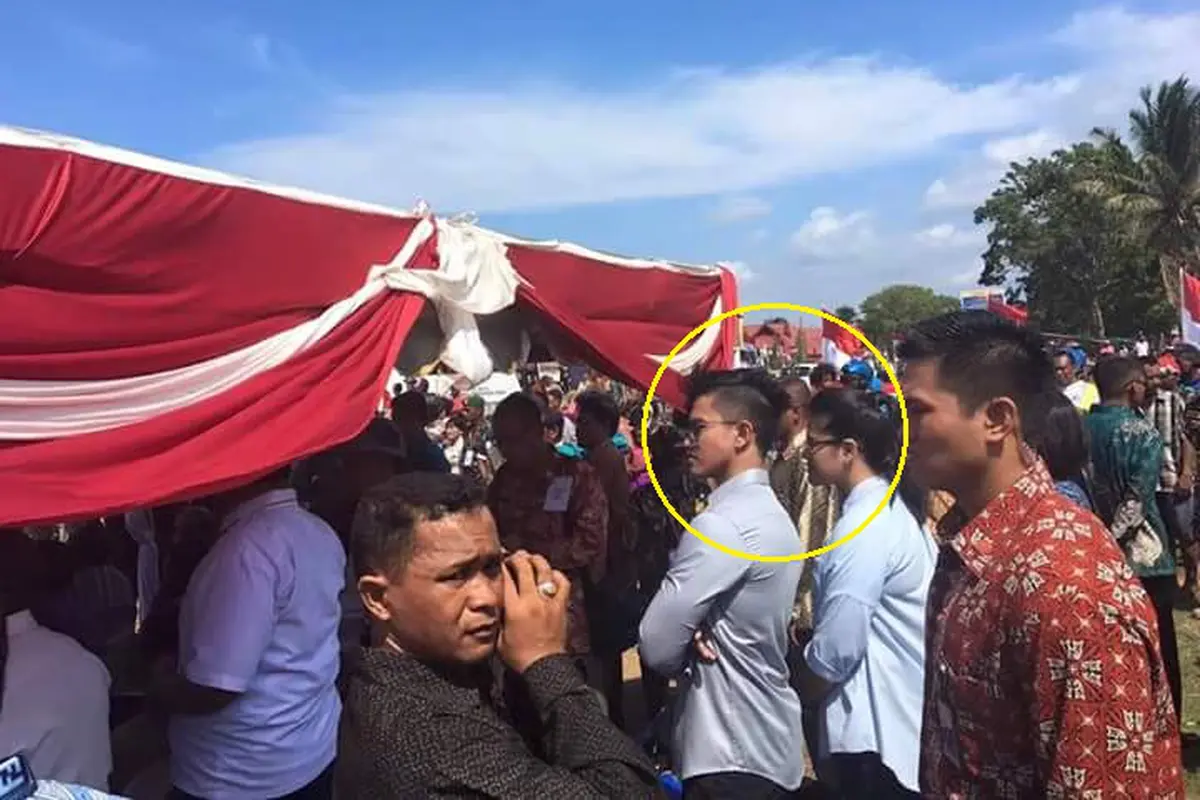 Tak Dapat Kursi di Acara, Anak Presiden Jokowi Rela Berdiri!